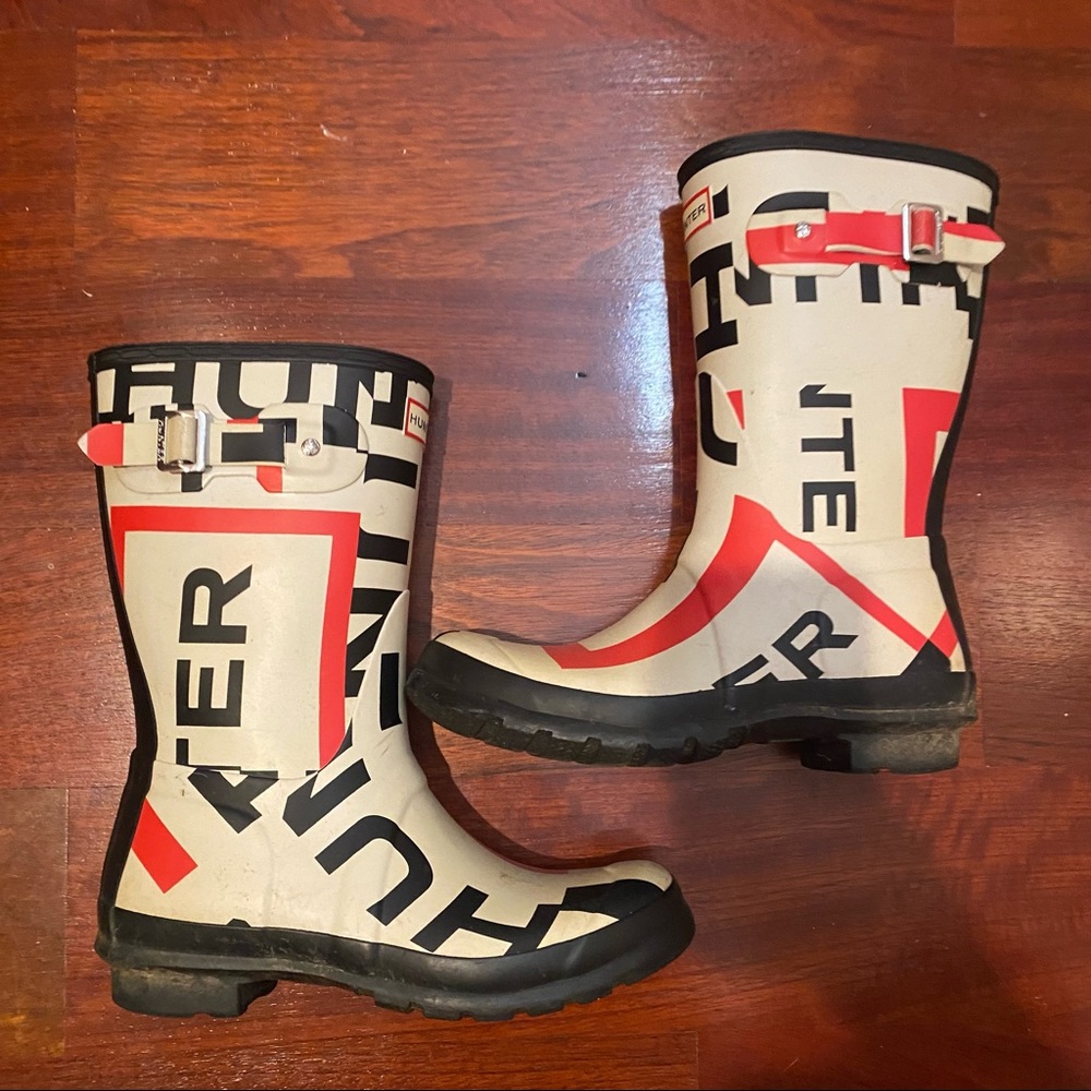 Hunter mid calf rain boots US size 8 needs to be cleaned